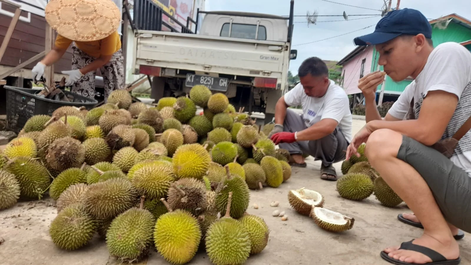 BUAH DURIAN: Meski tidak semua masyarakat Indonesia menyukai buah durian, namun buah eksotis ini selalu menjadi buruan masyarakat saat tiba musimnya. Foto: Dedi Suhendra/tanjungnews.com