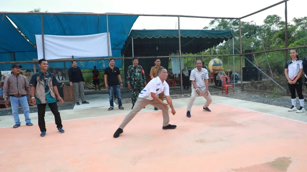 MENCOBA LAPANGAN: Usai meresmikan Lapangan Bola Voli PST Selimau 3 Bupati Bulungan Syarwani mencoba langsung lapangan yang telah dibangun.