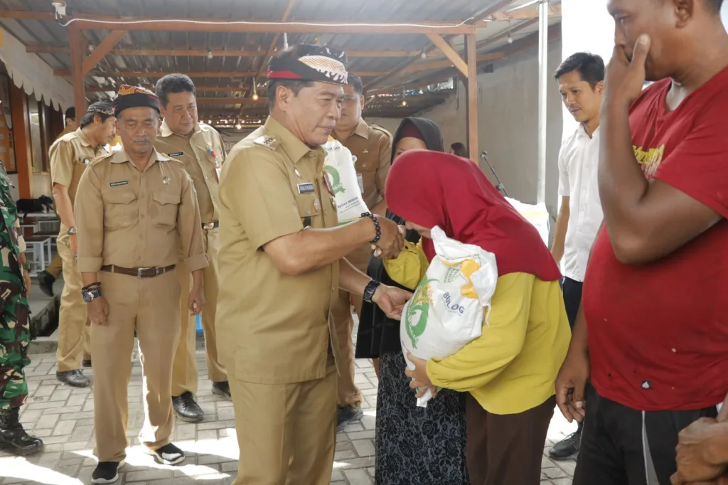 SERAHKAN BANTUAN: Gubernur Kaltara, Drs H Zainal A Paliwang SH, M.Hum menyalurkan bantuan pangan beras tahun 2024. Penyerahan dilakukan di Halaman Kantor Pos Tanjung Selor, Senin (29/1/2024).