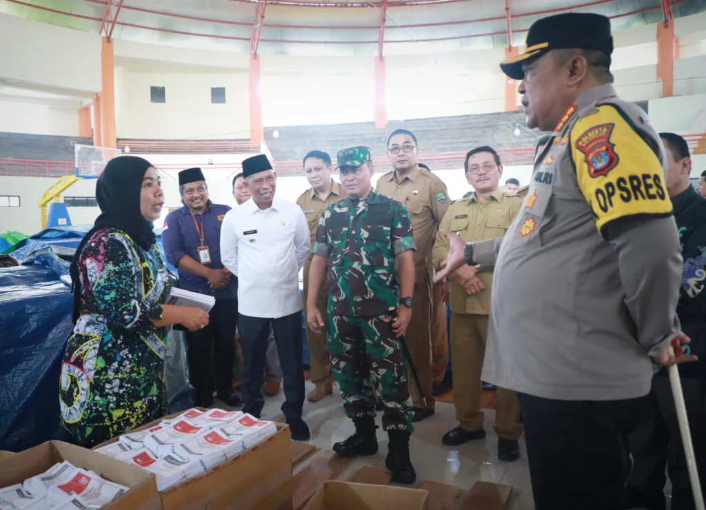 LOGISTIK PEMILU: Bupati Bulungan bersama Wakil Bupati serta jajaran Forkopimda meninjau langsung kesiapan logistik Pemilu, nampak ketua KPU Bulungan menjelaskan teknis persiapan yang telah dilakukan.