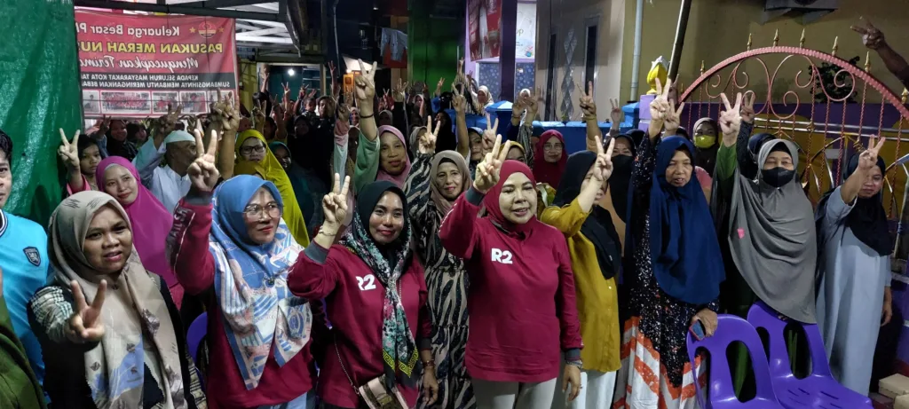 BERI DUKUNGAN : Hj Rachmawati Zainal saat bersama warga RT 13 Kelurahan Lingkas Ujung pada Rabu, 31 Januari 2024. (Foto:Nicky Saputra/benuanta.co.id).