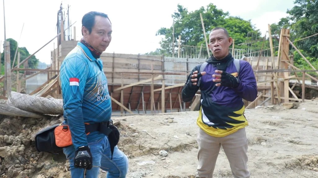 TINJAU LAPANGAN: Bupati Bulungan didampingi Kadis PUPR meninjau beberapa proyek fisik penghubung utama 3 kecamatan di Hulu Sungai Kayan beberapa waktu lalu.