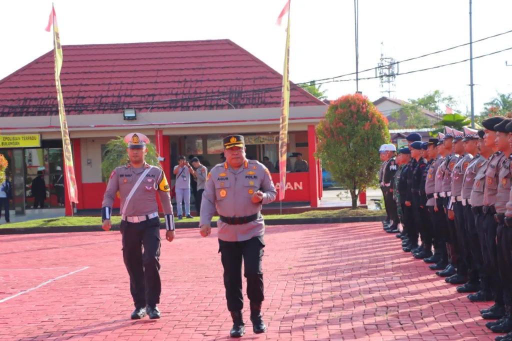 SIAP SIAGA: Kapolresta Bulungan Kombes Pol Agus Nugraha saat gelar pasukan beberapa waktu lalu, untuk pengamanan TPS Pemilu serentak 14 Februari mendatang Polresta siapkan 315 personel. (foto:Humas Polresta Bulungan)