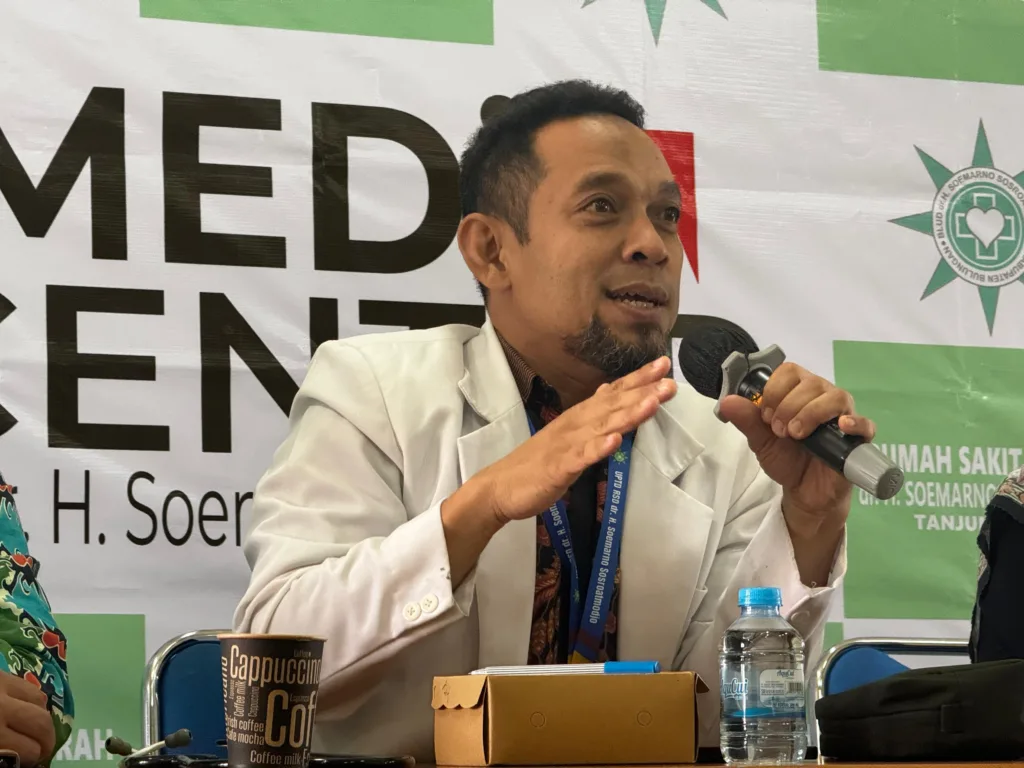 MEMAPARKAN: Direktur RSDSS, dr. Widodo Darmo Sentono menyampaikan beberapa capaian positif yang berhasil diraih termasuk beberapa peningkatan layanan yang terus dilakukan, pada awak media, Sabtu (3/2/2024)