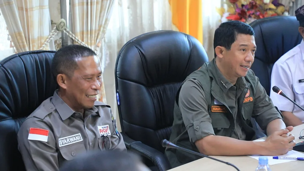 MENJELASKAN: Kepala BNPB Letjen TNI Suharyanto saat menjelaskan potensi ancaman bencana di awal tahun di hadapan Bupati Bulungan, Wakil Bupati dan seluruh stakeholder yang hadir di ruang rapat kantor Bupati Bulungan, Selasa (6/2/2024).