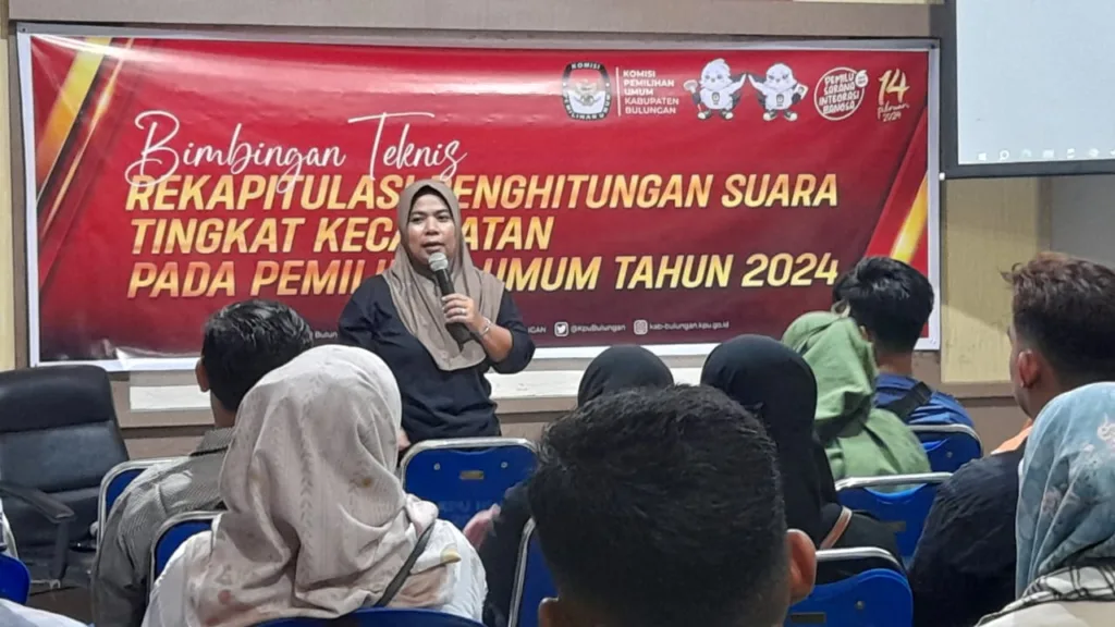 BIMTEK: Ketua KPU Bulungan, Lili Suryani saat memberikan bimbingan teknis pada KPPS di Kantor KPU Bulungan beberapa waktu lalu. Foto:Dedi Suhendra,Tanjungnews.com
