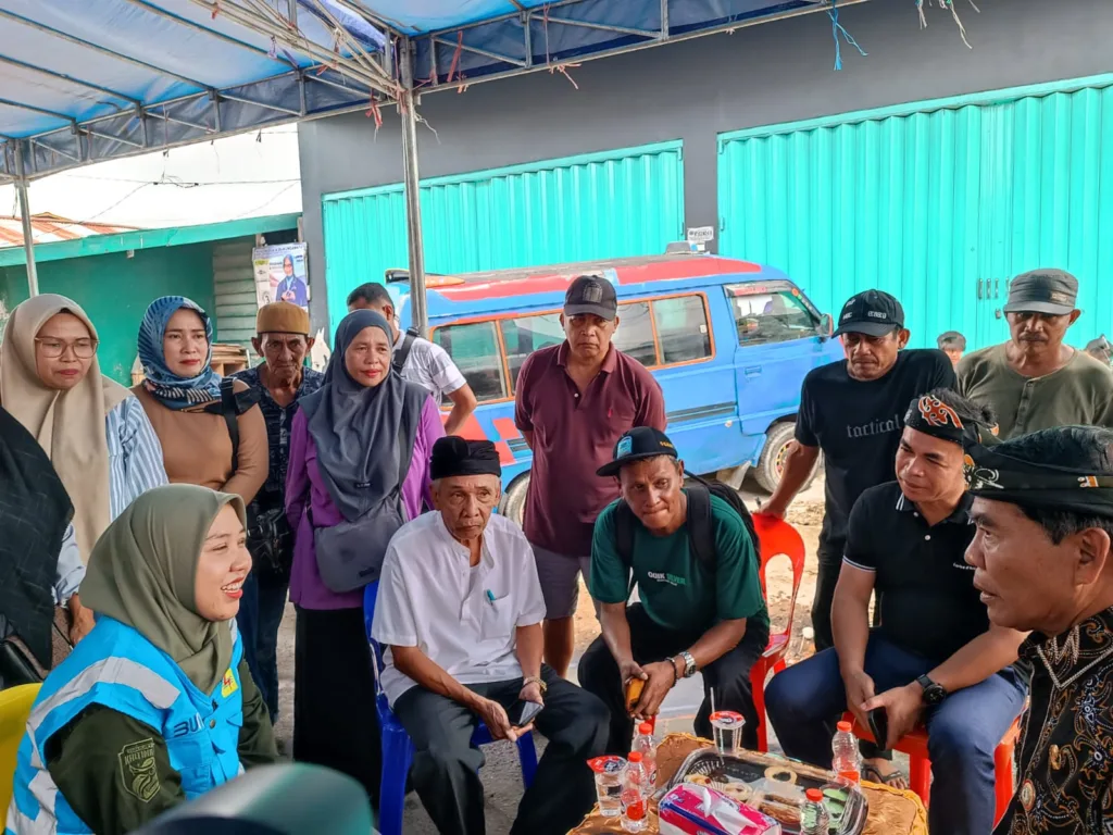 DISKUSI: Gubernur Kaltara, Drs. Zainal Arifin Paliwang saat mengeksekusi aspirasi masyarakat Selumit Pantai (IST)