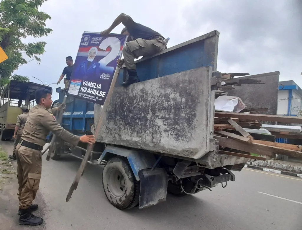 DITERTIBKAN: Seluruh APK Pemilu 2024 mulai tadi malam sudah dilakukan penertiban oleh Bawaslu bersama Satpol.PP, kepolisian serta instansi terkait lainnya. Foto: Dedi Suhendra,Tanjungnews.com