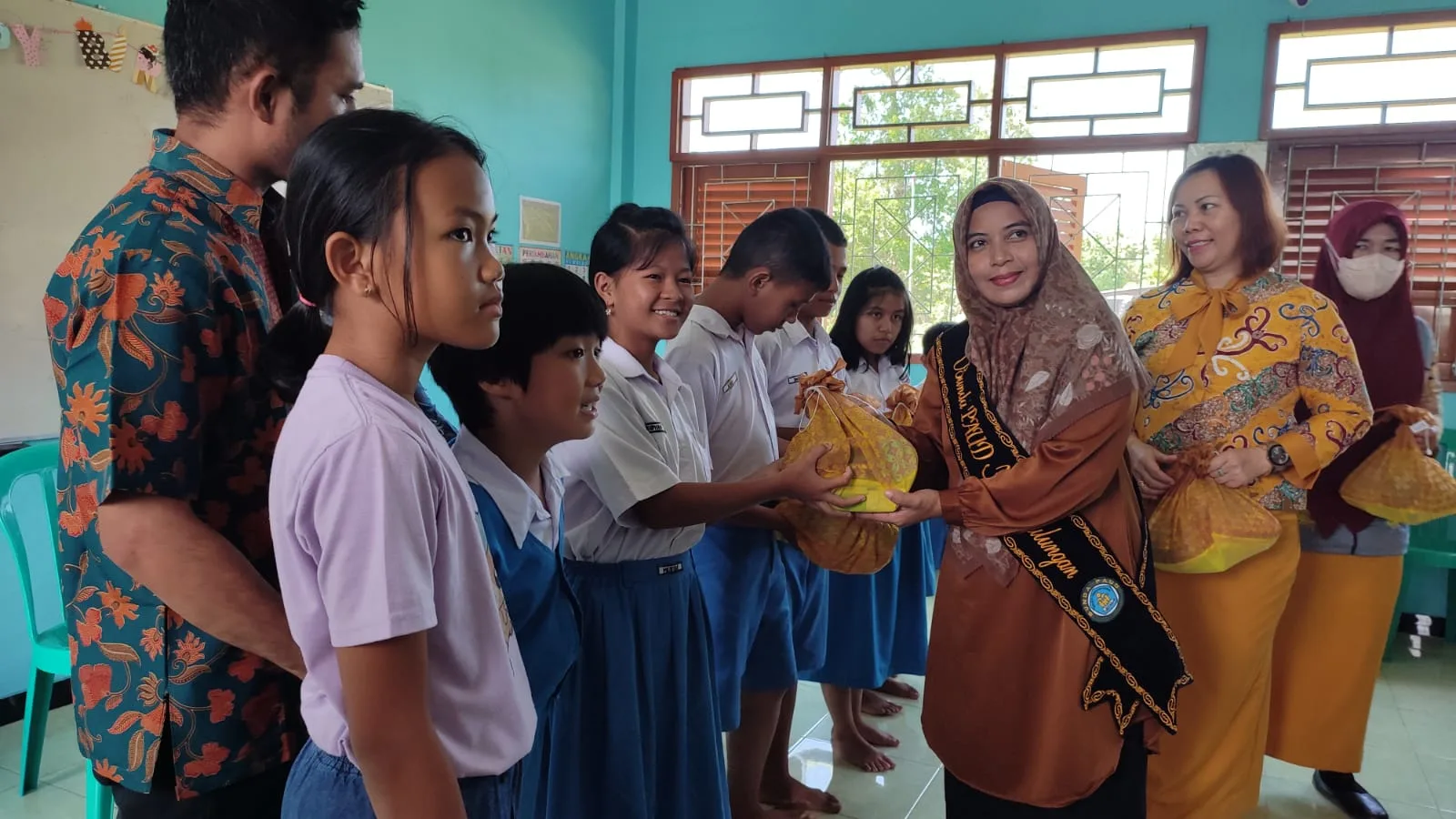 PEDULI PENDIDIKAN: Bunda PAUD, Sri Nurhandayani Syarwani bersama tim Pokja saat meninjau aktivitas pembelajaran PAUD yang ada di Kabupaten Bulungan.