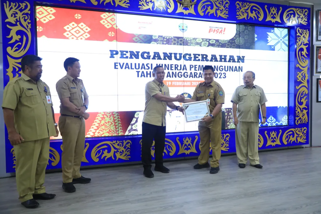 BERI PENGHARGAAN: Bupati Bulungan menyerahkan piagam penghargaan pada perangkat daerah yang aktif mengkampanyekan 15 program prioritas daerah melalui akun media sosial.