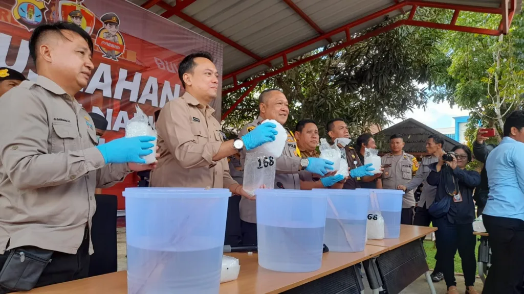 DIMUSNAHKAN: 15 kg Sabu dan 3.400 pil ekstasi dimusnahkan dengan cara dilarutkan di air di Mapolresta Bulungan, Selasa (27/2/2024)