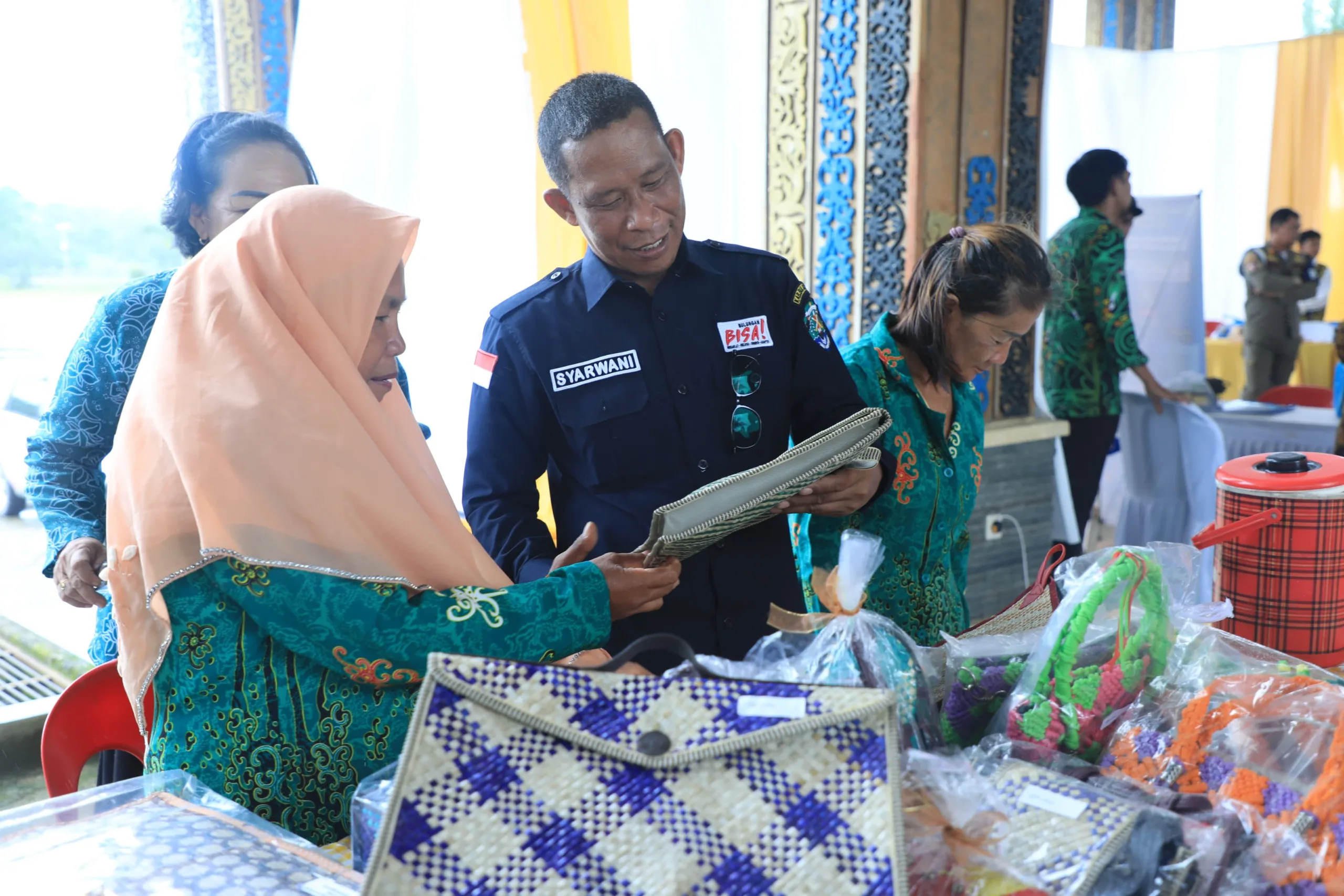 PAMERAN PRODUK: Bupati Bulungan saat melihat produk unggulan UMKM Bulungan berupa tas anyaman dengan bahan baku lokal yang tak kalah saing dengan produk dari luar.