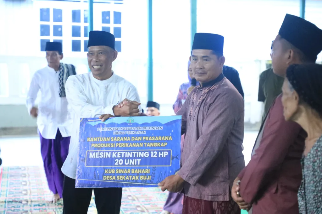 SAFARI RAMADHAN: Selain silaturahmi dengan masyarakat, kegiatan Safari Ramadhan 1445 Hijriah tahun 2024 juga menyerahkan bantaun pada masyarakat Kecamatan Sekatak.
