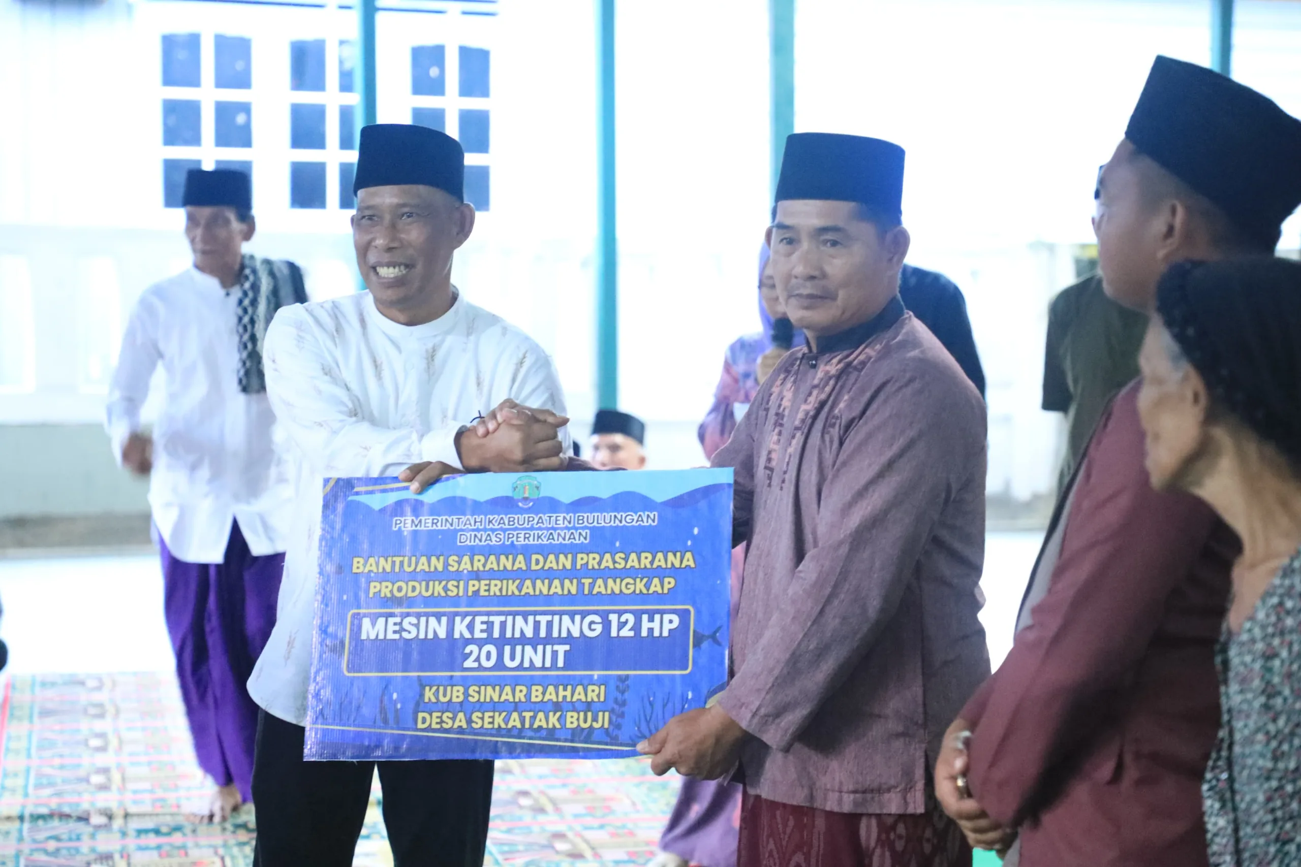 SAFARI RAMADHAN: Selain silaturahmi dengan masyarakat, kegiatan Safari Ramadhan 1445 Hijriah tahun 2024 juga menyerahkan bantaun pada masyarakat Kecamatan Sekatak.
