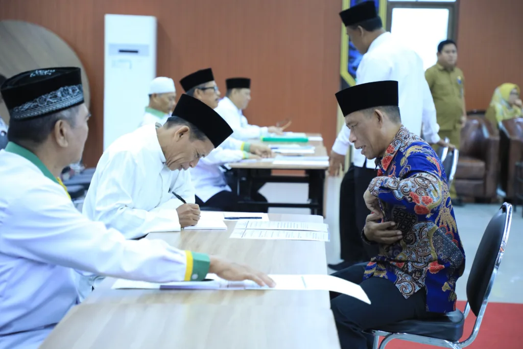 BAYAR ZAKAT: Bupati Bulungan bersama jajaran perangkat daerah saat membayarkan zakat fitrah pada kegiatan Bulungan Berzakat, bertempat di Ruang Tenguyun Kantor Bupati Bulungan.