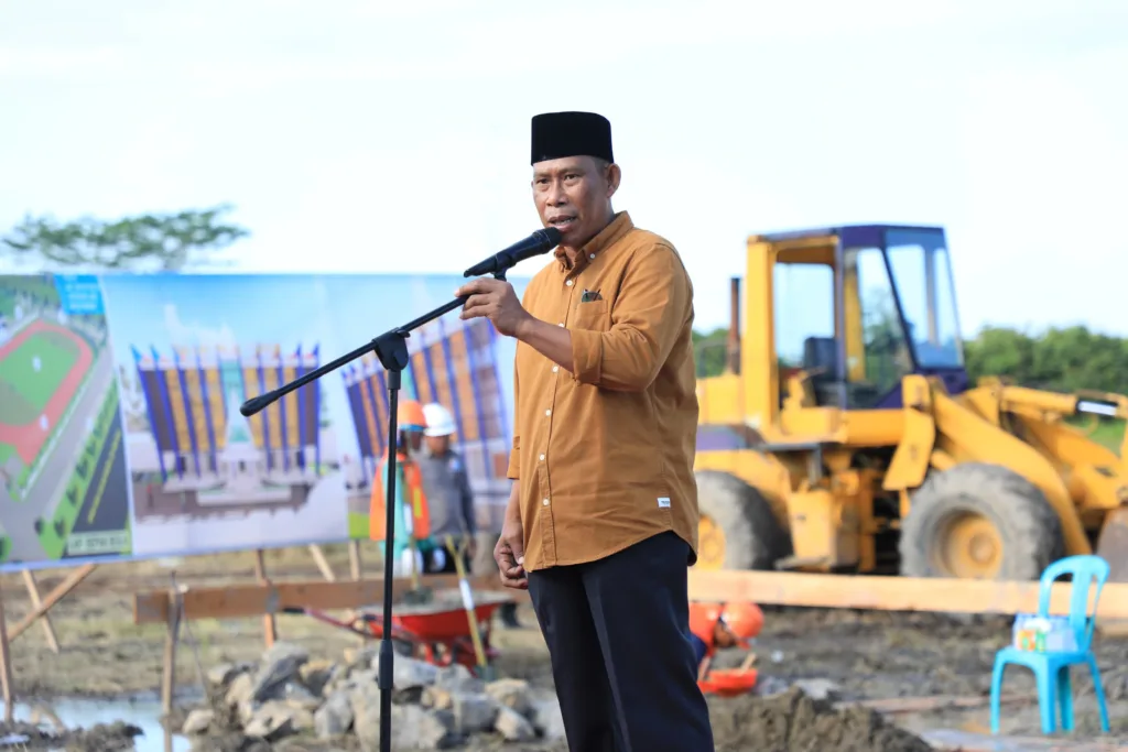 DIMULAI: Bupati Bulungan saat menghadiri peletakan batu pertama pembangunan Sport Centre Tanjung Palas yang didalamnya terdapat stadion mini dan fasilitas olahraga lainnya.