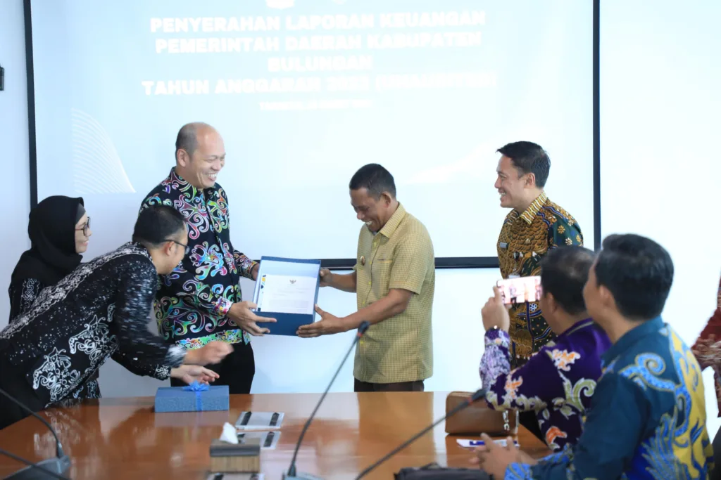 TEPAT WAKTU: Pemda Bulungan saat menyerahkan LKPD Tahun 2023 unaudited di Kantor BPK Perwakilan Kaltara di Tarakan.