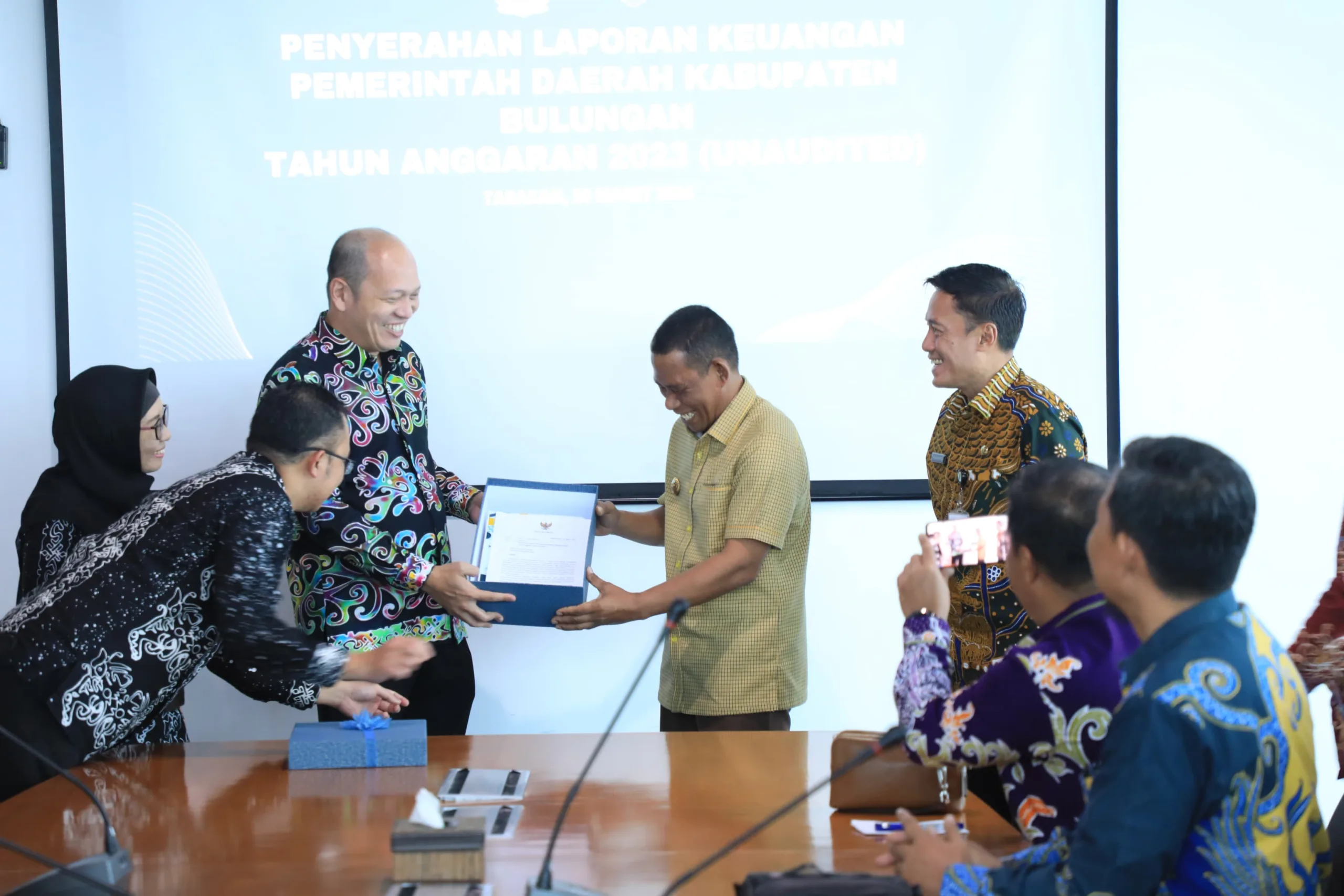 TEPAT WAKTU: Pemda Bulungan saat menyerahkan LKPD Tahun 2023 unaudited di Kantor BPK Perwakilan Kaltara di Tarakan.
