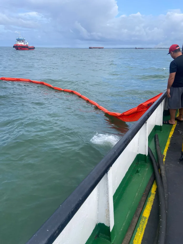 ATISIPASI: Pemasangan Oil Boom disekitar karamnya LCT pengangkut BBM jenis solar di wilayah perairan Tanah Kuning dilakukan guna mencegah terjadinya pencemaran akibat tumpahan minyak.