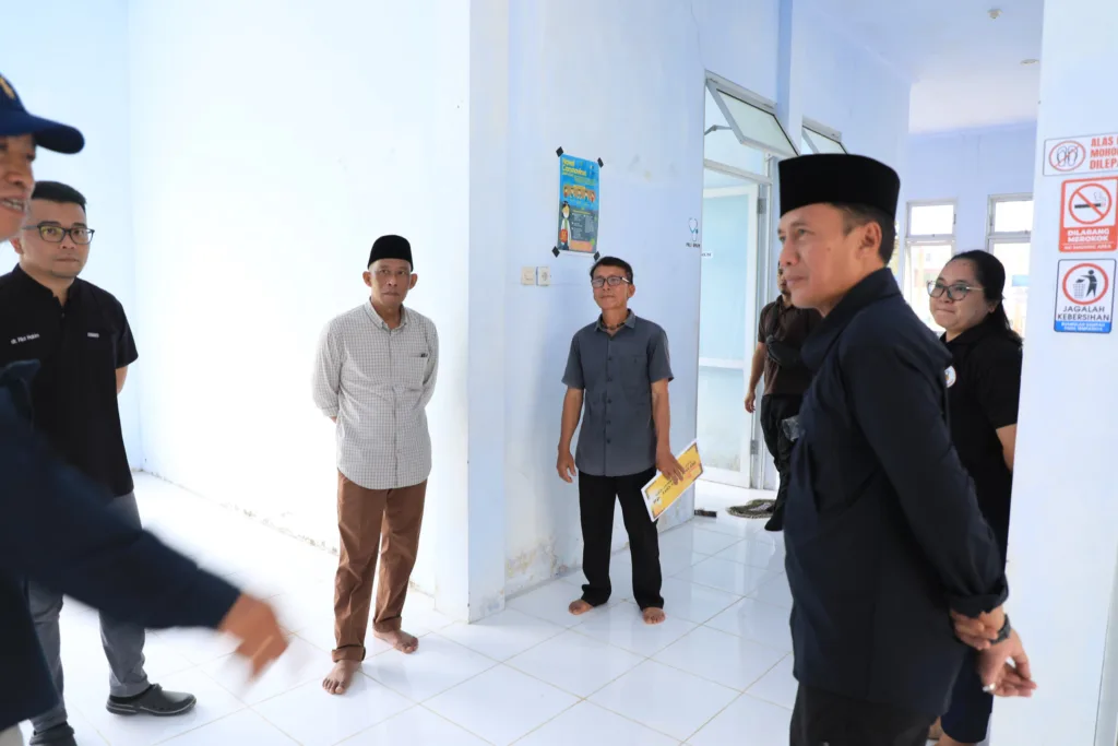 DIMAKSIMALKAN: Bupati didampingi Sekda Bulungan saat meninjau langsung operasional Pustu Prima pertama di Kabupaten Bulungan yang berada di Desa Long Tungu Kecamatan Peso Hilir.