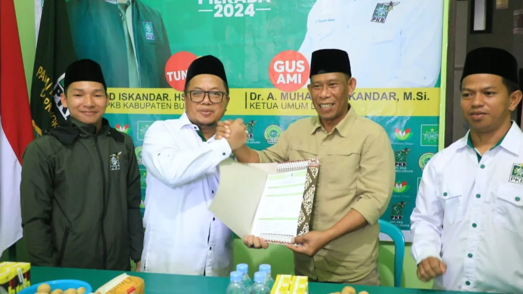 PENCALONAN- Syarwani S.Pd.M.Si yang juga Bupati Bulungan periode 2021 - 2024 menyerahkan formulir pencalonanya kembali ke DPC PKB Bulungan diterima langsung oleh Muhammad Iskandar ketua DPC PKB Bulungan, Senin (29/4/2024)