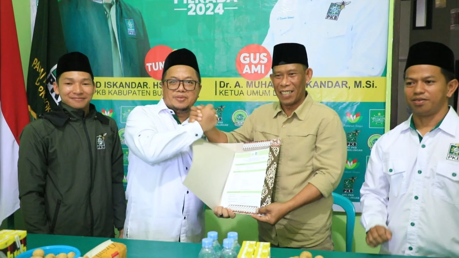 PENCALONAN- Syarwani S.Pd.M.Si yang juga Bupati Bulungan periode 2021 - 2024 menyerahkan formulir pencalonanya kembali ke DPC PKB Bulungan diterima langsung oleh Muhammad Iskandar ketua DPC PKB Bulungan, Senin (29/4/2024)