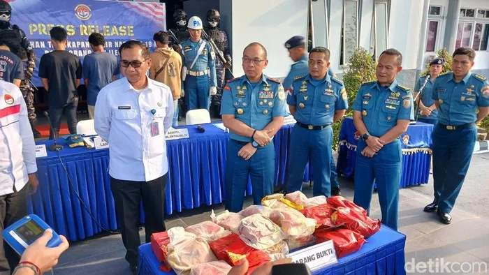 Foto: Lantamal IV Gagalkan Penyelundupan PMI ilegal dan Sabu dari Malaysia. (Alamudin/detikcom)