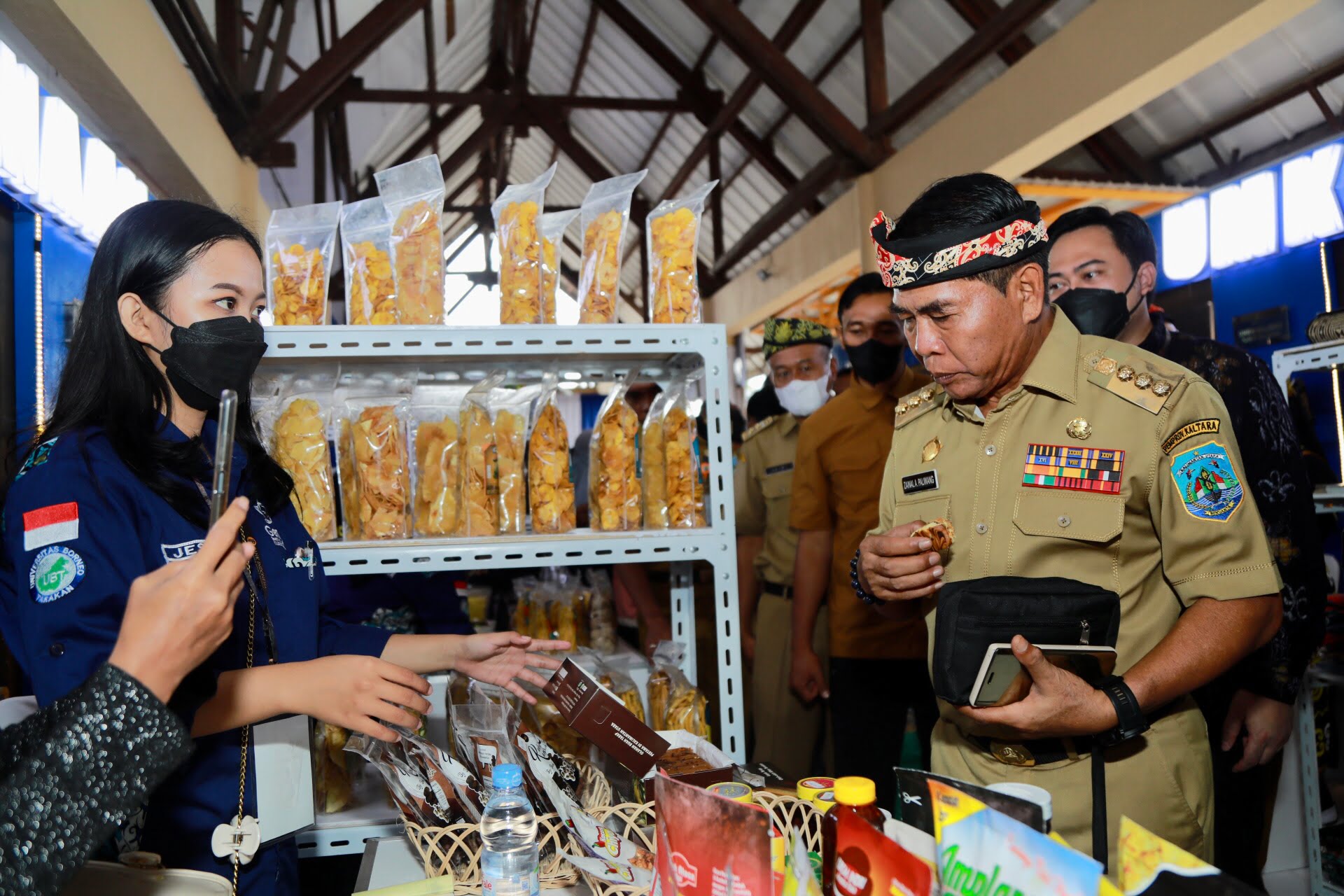INFLASI TERENDAH : Gubernur Kaltara, DR (HC) H Zainal A Paliwang, M.Hum meninjau produk UMKM di Kaltara.