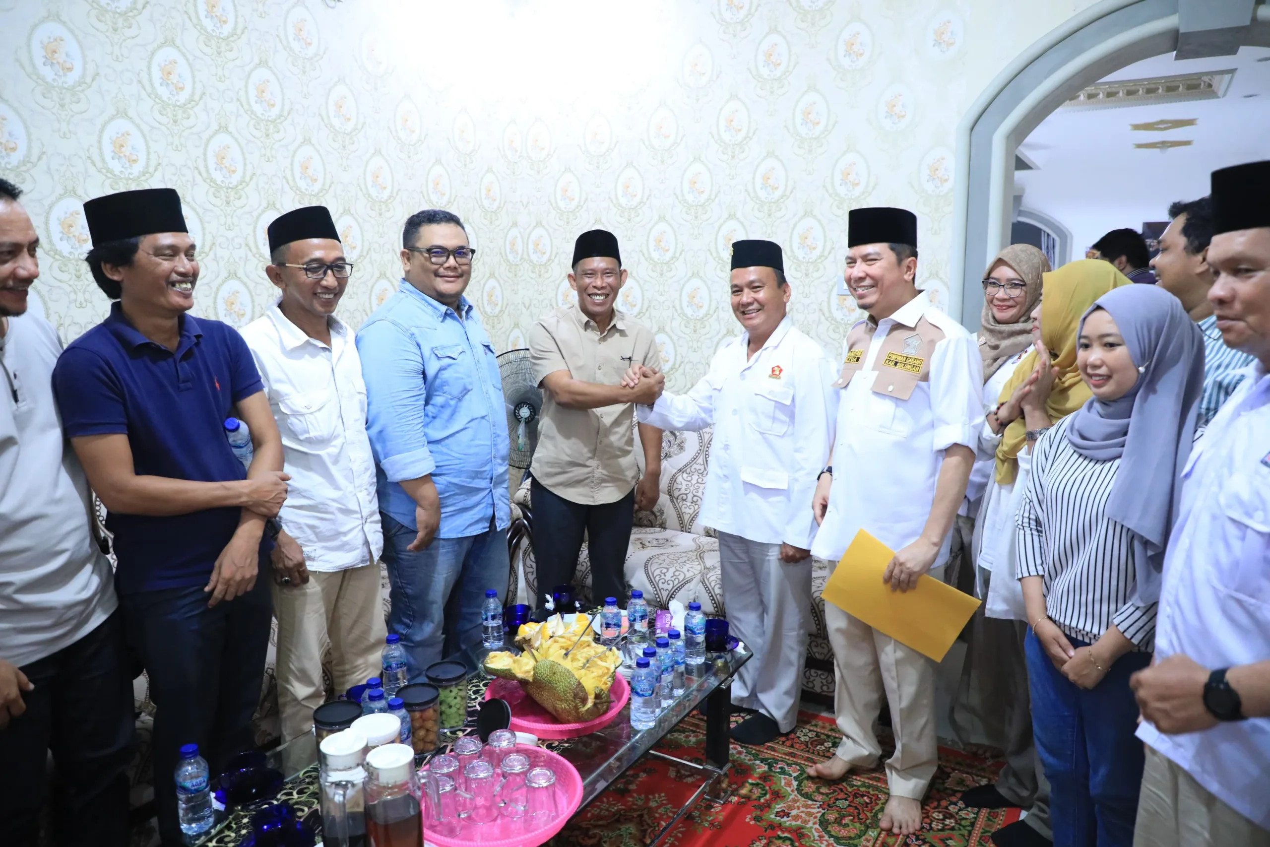 SERAHKAN BERKAS: Syarwani bersama para relawan menyerahkan secara langsung formulir penjaringan bakal calon kepala daerah di kantor DPC Partai Gerindra, Selasa (29/4/2024) malam.