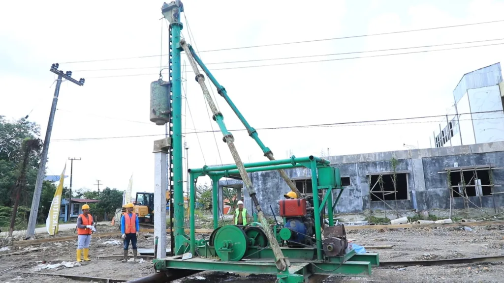 PEMASANGAN PANCANG: Proses pemasangan pancang perdana pembangunan ruang inap VIP RSD dr H Soemarno Sosroatmodjo Tanjung Selor.