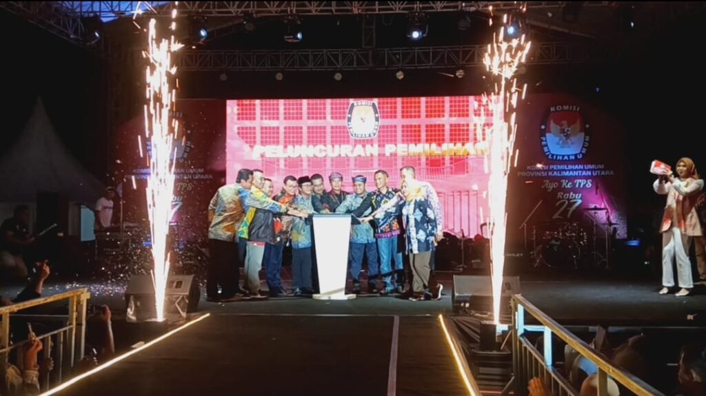 MERIAH: Peluncuran tahapan pemilihan Gubernur dan Wakil Gubernur 2024 KPU Kaltara di Lapangan Agatis Tanjung Selor, yang menghadirkan aris jebolan Liga Dangdut Indonesia (Lida) Selfi Yamma dihadiri ribuan penonton.