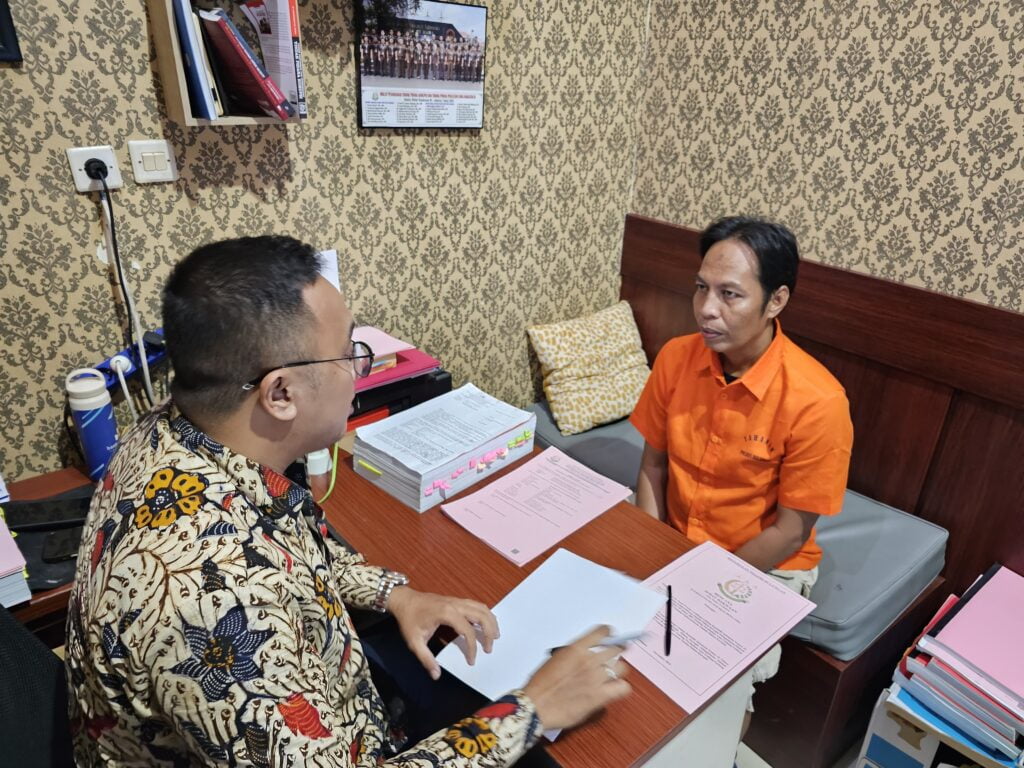 KASUS KORUPSI : Terdakwa saat menjalani pemeriksaan di Kejari Bulungan. (Foto: Ist)