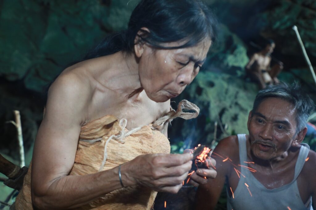 PUNAN BATU BENAU: Masyarakat suku Punan Batu Benau masih mempertahankan cara hidup tradisional dengan mendiami liang goa batu kars di wilayah Gunung Batu Benau Desa Sajau Tanjung Palas Timur Kabupaten Bulungan. Foto: Muklis, untuk Tanjungnews.com