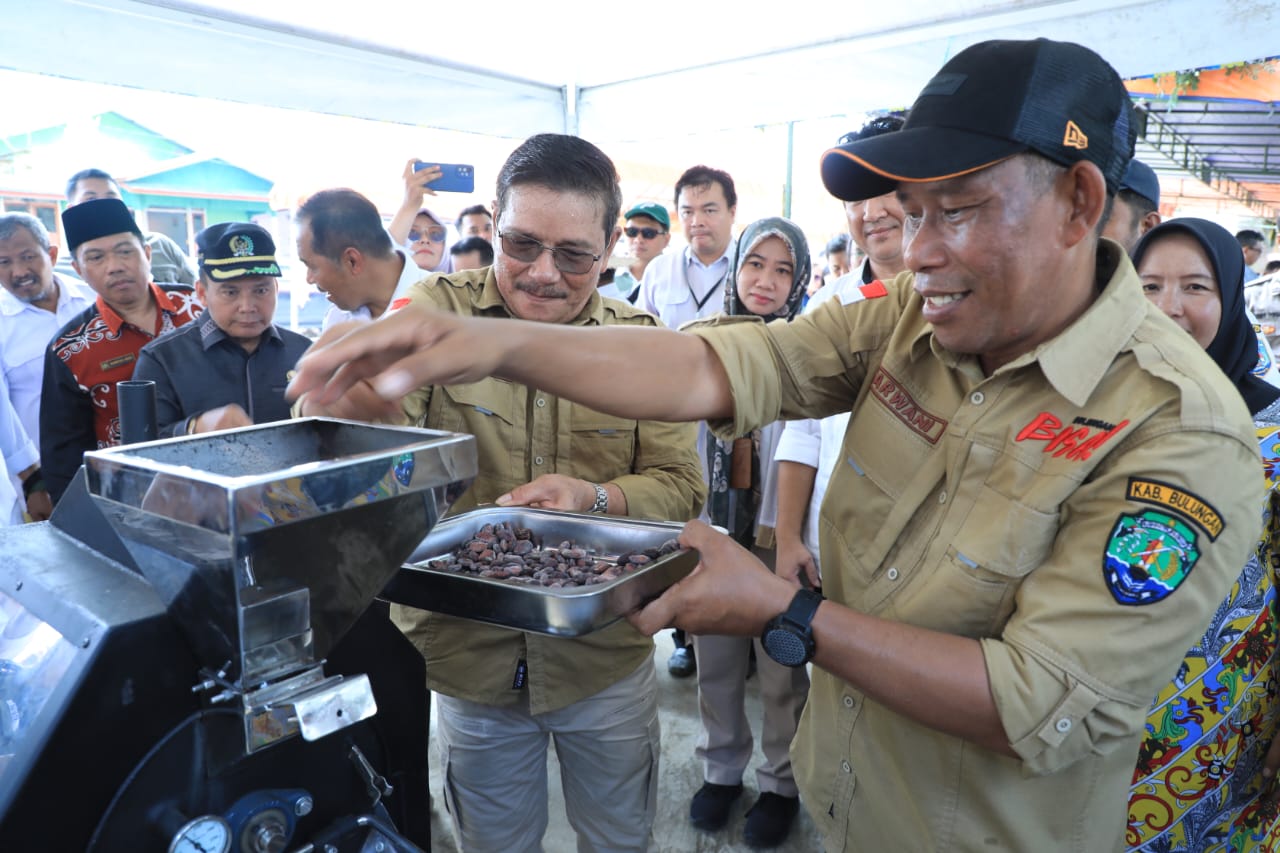 MESIN PENGOLAH COKLAT: Bupati Bulungan bersama Wakil Bupati mengoprasikan secara langsung mesin pembuat bubuk coklat di Desa Antutan belum lama ini.