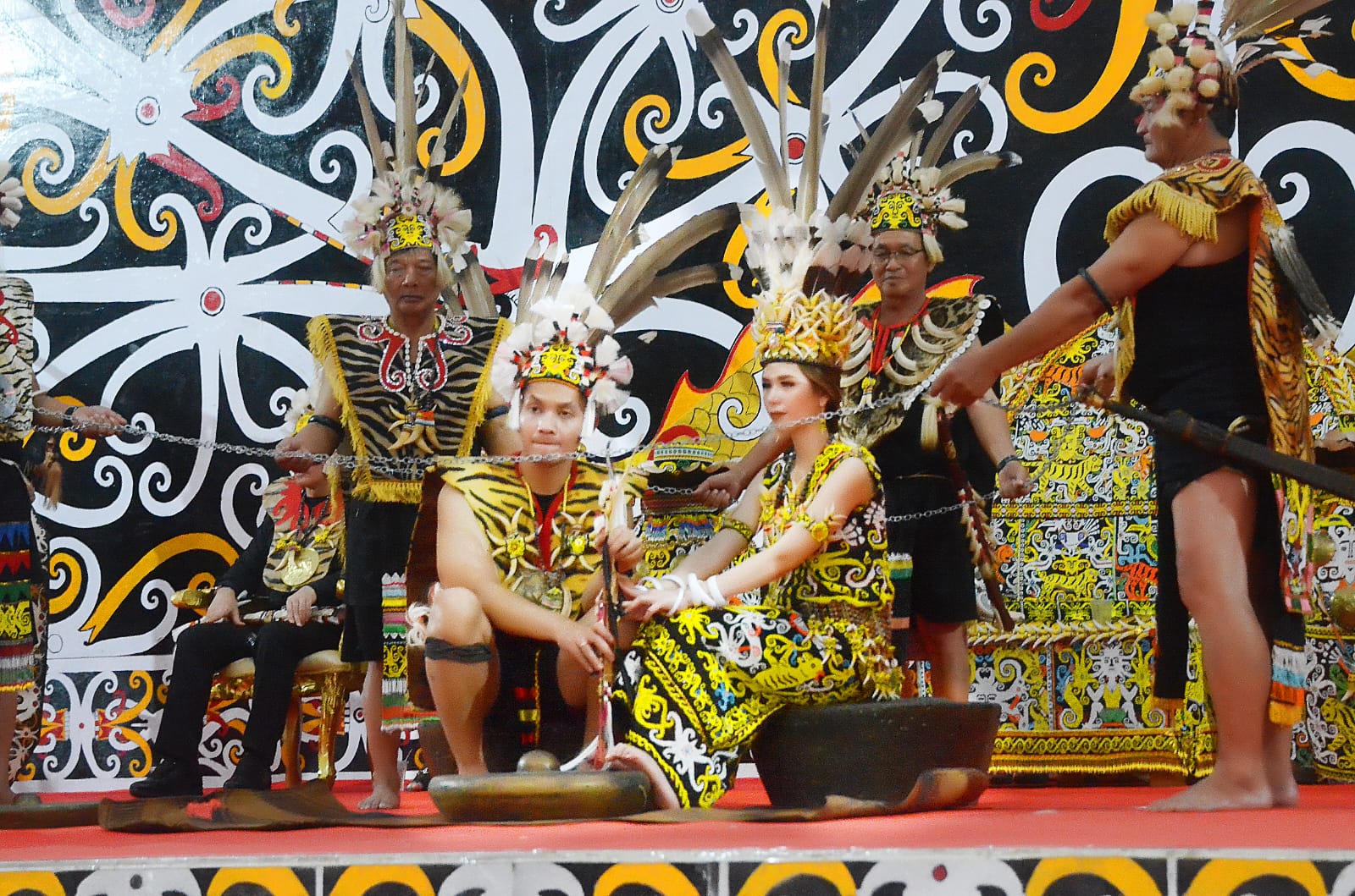 PROSESI ADAT: Johan Nathaniel Ega dan Elva Waniza saat mengikuti rangkaian prosesi Pekiban Dayak Kenyah di gedung Pesparawi Tanjung Selor pada Jumat 24 Mei 2024.