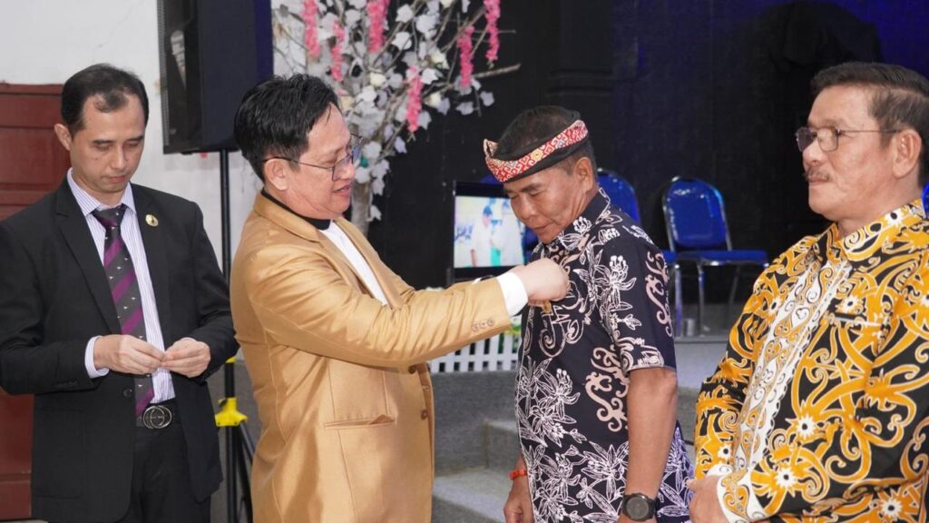 Ketua PGPI Kaltara, Pdt. Toberian menyematkan lencana dukungan pada Zainal A Paliwang (ZAP) pada Pilkada Kaltara 2024.