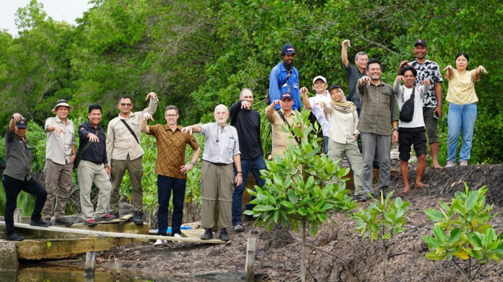 Sekretaris Daerah (Sekda) Kabupaten Bulungan, Risdianto S.Pi M.Si didampingi kepala Bappeda, Kepala Dinas Lingkungan Hidup (DLH) Bulungan serta Dinas Kehutanan Provinsi Kaltara dan KPH Tarakan melakukan fasilitasi dan pendampingan tim GGGI serta GAC Kanada, melalukan survei pengelolaan, perlindungan dan pemanfaatan kawasan pesisir dan mangrove di Desa Liagu.