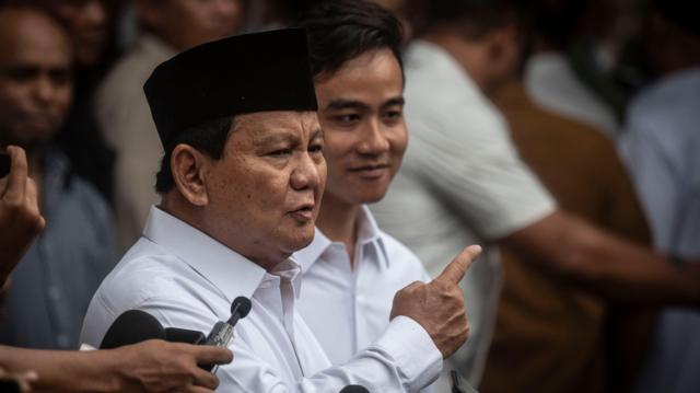 Pasangan Presiden Terpilih Prabowo Subianto bersama tim internalnya mengkaji nama program makan siang gratis jadi makan bergizi gratis agar lebih fleksibel.