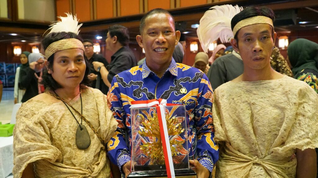 TERIMA PENGHARGAAN:Bupati Bulungan bersama perwakilan masyarakat adat Punan Batu Benau menerima penghargaan Kalpataru dari Kementerian LHK di Jakarta Rabu (5/6/2024).
