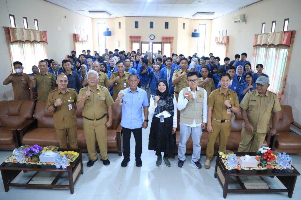FOTO BERSAMA: Bupati Bulungan foto bersama dengan ratusan mahasiswa KKN UBT angkatan ke 20 Tahun 2024 di Gedung Bepekot Dinas Pemberdayaan Masyarakat dan Desa (DPMD) Jl Kolonel H Soetadji, Tanjung Selor Senin (10/6/2024)