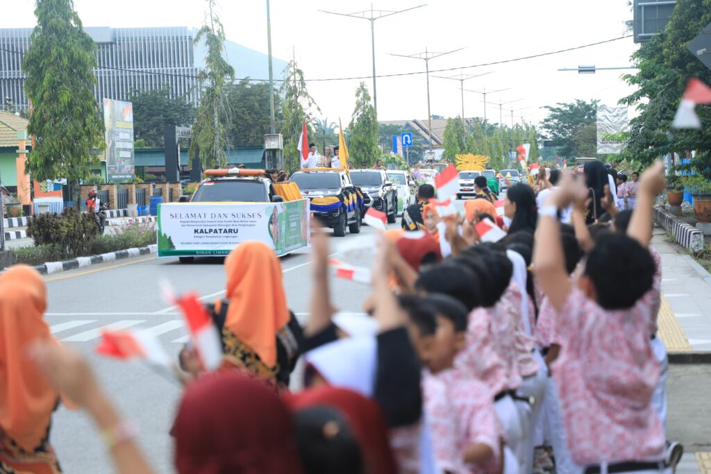 MERIAH: Sorak-sorai siswa sekolah hingga masyarakat umum disepanjang jalan yang dilewati konvoi Kalpataru Punan Batu Benau 2024