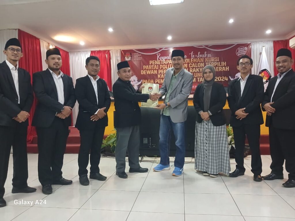 PENETAPAN: Setelah melalui seluruh proses sesuai ketentuan PKPU yang ada, akhirnya KPU Bulungan menggelar rapat pleno terbuka perolehan kursi Parpol dan calon terpilih DPRD Bulungan hasil Pemilu 2024. Foto: ist
