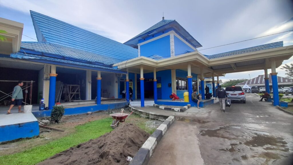 DIBENAHI: Pemkab Bulungan melalui Dinas Perhubungan terus melakukan pembenahan terhadap Pelabuhan Kayan II mulai dari ruang tunggu hingga ponton tempat sandar speedboat reguler. (foto:dsh.Tanjungnews.com)