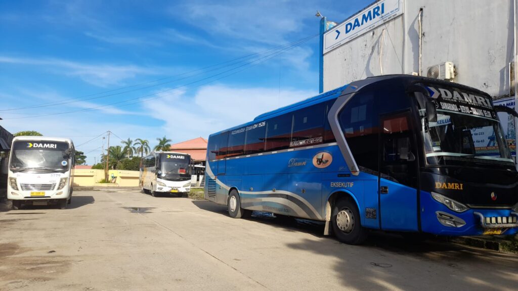 Kantor Damri dalam Kawasan Pasar Induk Tanjung Selor, saat ini menjadi tempat parkir sementara puluhan Bus Damri. Hal tersebut yang mendorong Pemda Bulungan segera membangun terminal tipe A untuk memudahkan masyarakat mengakses moda transportasi umum. (Foto:Dedi,Tanjungnews.com)