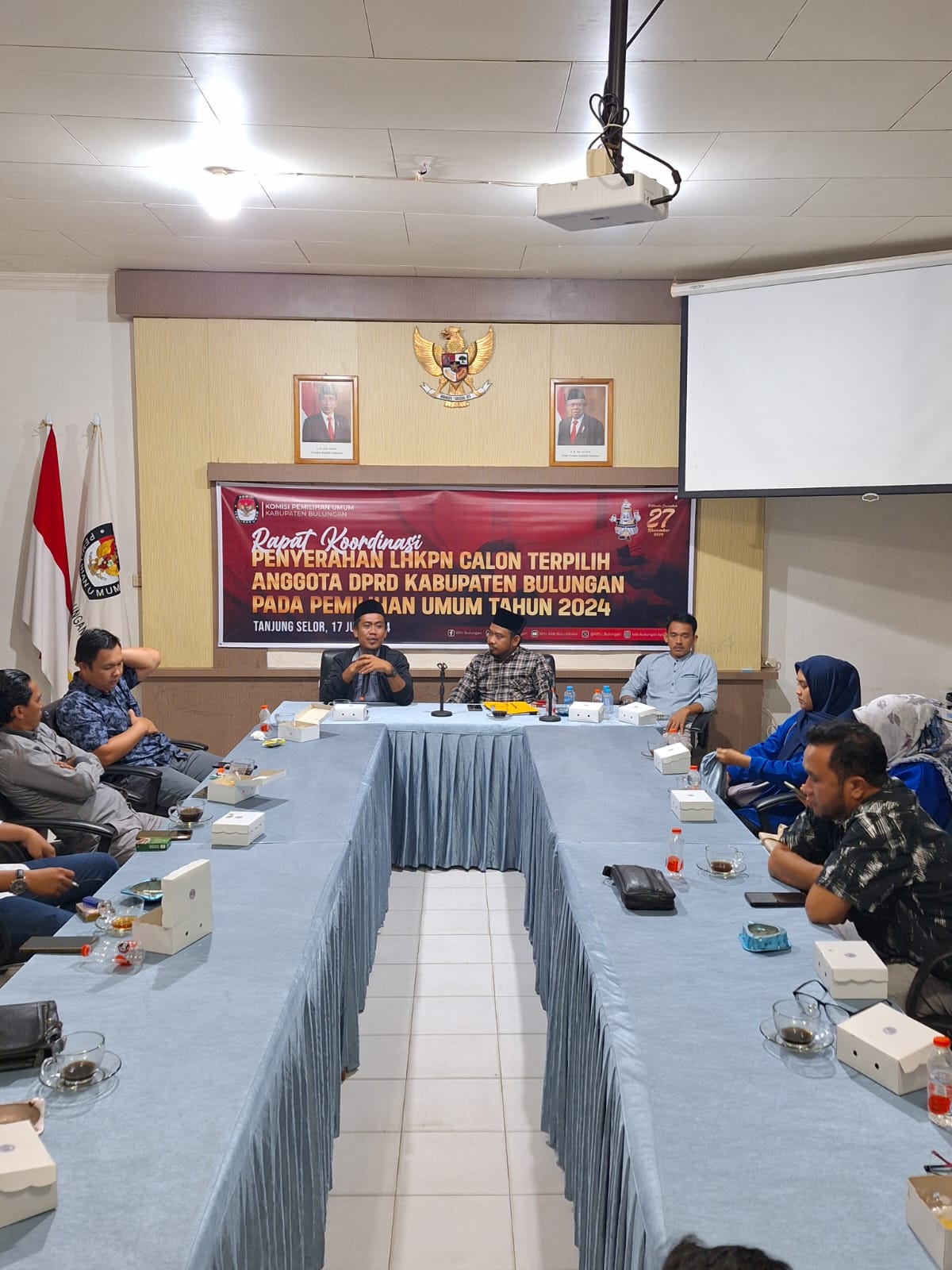 RAPAT KOORDINASI: Komisi Pemilihan Umum (KPU) Kabupaten Bulungan saat menggelar rapat koordinasi penyerahan LHKPN calon terpilih DPRD Bulungan, Rabu (17/7/24) malam.