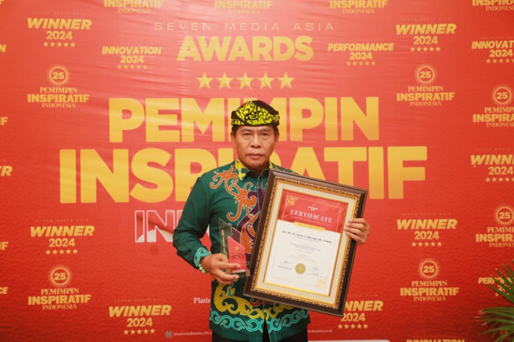 AWARDS : Gubernur Kaltara, DR (HC) H Zainal A Paliwang, M.Hum menerima penghargaan 25 Pemimpin Inspiratif 2024 pada ajang Seven Media Asia Awarda, Jumat (19/7/24) lalu.