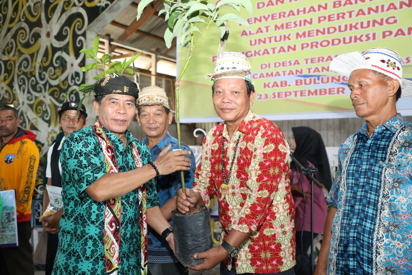 PRODUKTIVTAS PANGAN : Gubernur Kaltara, DR (HC) H Zaina A Paliwang, M.Hum menyerahkan bantuan pertanian beberapa waktu lalu.