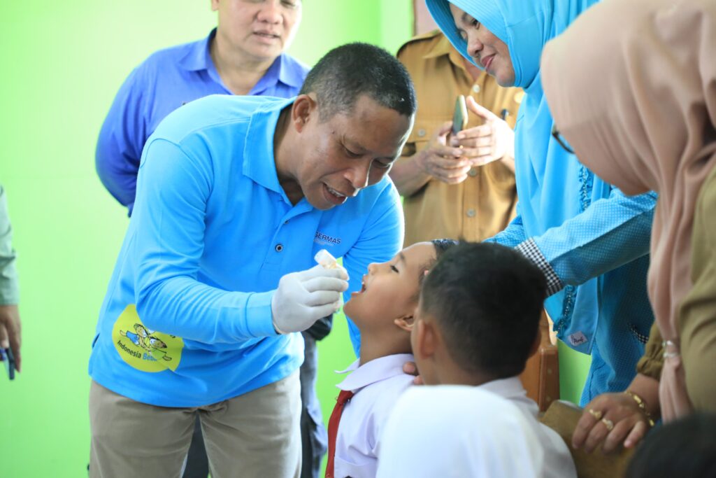 PEMBERIAN VAKSIN: Bupati Bulungan Syarwani di dampingi ketua PKK Kabupaten Bulungan Sri Nur Handayani saat memberikan vansin Polio tetes di salah satu sekolah di Tanjung Selor beberapa waktu lalu.