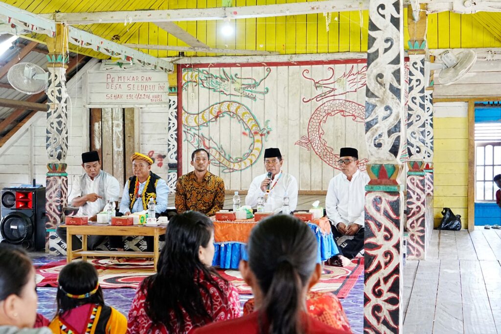 DISKUSI : Gubernur Kaltara, DR (HC) H Zainal A Paliwang, M.Hum berdiskusi dengan kelompok tani milenial di Balai Adat Desa Seludau, Kecamatan Sesayap Hilir, Kabupaten Tana Tidung beberapa waktu lalu.