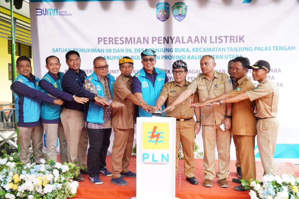 PERESMIAN : Plh Asisten Perekonomian dan Pembangunan, Burhanuddin, S.Sos, M.Si Bersama GM PT PLN (Persero) UI Kaltimtara, Agung Muridfi meresmikan penyalaan listrik di Permukiman Transmigrasi SP 8 dan 9, Tanjung Buka, Selasa (2/7/2024).